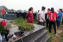 Ảnh: Hàng loạt bát hương trong nghĩa trang bị đập tan nát