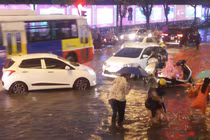 Hà Nội: Giao thông hỗn loạn vì mưa lớn