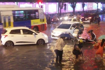 Hà Nội: Giao thông hỗn loạn vì mưa lớn
