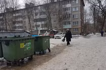 Nhẫn tâm vứt bỏ con nhỏ mới sinh, bà mẹ thản nhiên ăn nhậu 