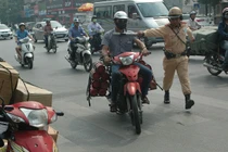 Ảnh: CSGT Hà Nội mạnh tay xử lý xe chở hàng cồng kềnh