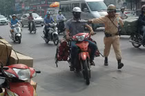 Ảnh: CSGT Hà Nội mạnh tay xử lý xe chở hàng cồng kềnh
