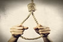 Hiệu trưởng trường tiểu học chết trong tư thế treo cổ