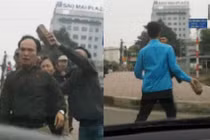 Va chạm giao thông, nhân viên xe bus Hà Nội cầm gạch đánh người