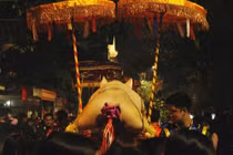 Hàng nghìn người chen chân xem rước “ông lợn” khổng lồ ở Hà Nội