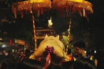 Hàng nghìn người chen chân xem rước “ông lợn” khổng lồ ở Hà Nội