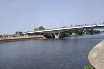 Cô gái 19 tuổi mang thai 4 tuần nhảy xuống sông tự tử