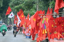 Cờ đỏ sao vàng “nhuộm đỏ” Hà Nội trước chung kết AFF Cup 2018
