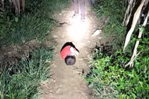 Xót thương bé 4 tuổi ngủ ngoài đường vì bố mất, mẹ đi lấy chồng khác