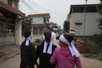Xe khách đâm đoàn đưa tang ở Vĩnh Phúc: Khăn tang phủ trắng vùng quê