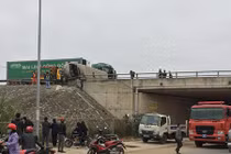 Container đâm xe khách lật ngang đường cao tốc Nội Bài – Lào Cai