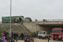 Container đâm xe khách lật ngang đường cao tốc Nội Bài – Lào Cai
