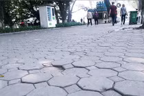 Thay gạch vỉa hè hồ Gươm: “Tại sao phải lãng phí tiền tỷ“?