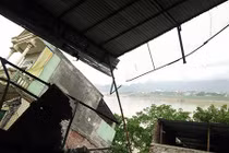 Ám ảnh hiện trường hàng loạt ngôi nhà đổ xuống sông Đà