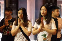 Ảnh: Sĩ tử kéo đến Văn Miếu cầu may trước ngày thi THPT Quốc gia