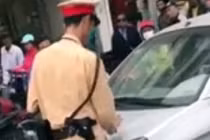 Nữ tài xế cố thủ, đạp ga “ủn” CSGT ở Hà Nội đi gần 100m