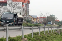 Hoảng hồn dải hộ lan chờ gió lớn thổi đổ đè người ở Hà Nội