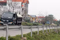 Hoảng hồn dải hộ lan chờ gió lớn thổi đổ đè người ở Hà Nội