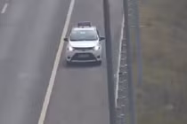 Hoảng hồn taxi Group chạy ngược chiều trên cao tốc HN-HP