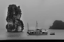 Ngắm Vịnh Hạ Long trong bộ ảnh đen trắng trên báo Mỹ 