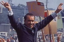 “Ông hoàng, bà chúa” từng dính cú lừa ngày Cá tháng Tư