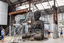 Độc đáo tượng Phật khổng lồ làm từ tro hương