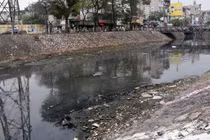 Cận cảnh sông Kim Ngưu thành bãi sình lầy, bốc mùi xú uế