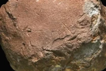 Phát hiện tác phẩm nghệ thuật 200.000 năm tuổi của loài người khác 