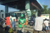 Xe khách đâm nát trạm thu phí BOT trên cao tốc TP HCM - Trung Lương