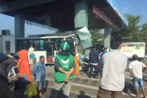 Xe khách đâm nát trạm thu phí BOT trên cao tốc TP HCM - Trung Lương