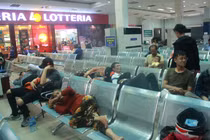 Vé tàu Tết về miền Trung: Nhiều người nằm chờ mua vé đường dài