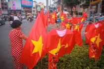 Rực trời cờ đỏ sao vàng khắp phố Sài Gòn trước trận chung kết U22 Việt Nam - U22 Indonesia