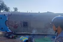 Nhân chứng kể phút xe chở công nhân lật đè chết 2 người đang chạy xe máy 