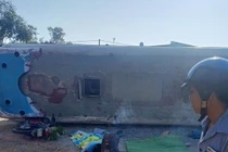 Nhân chứng kể phút xe chở công nhân lật đè chết 2 người đang chạy xe máy 