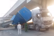 Nhiều sai phạm ở cầu bộ hành ngang Xa lộ Hà Nội bị xe container kéo sập