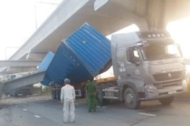 Nhiều sai phạm ở cầu bộ hành ngang Xa lộ Hà Nội bị xe container kéo sập