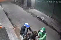 Clip 2 tên cướp táo tợn dùng dao khống chế cướp xe máy, điện thoại giữa đường ở Sài Gòn