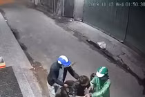 Clip 2 tên cướp táo tợn dùng dao khống chế cướp xe máy, điện thoại giữa đường ở Sài Gòn