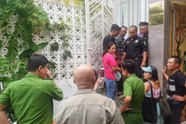 Thẩm phán bị tố “bắt cóc” trẻ em nói chỉ "ôm giùm một cháu bé"