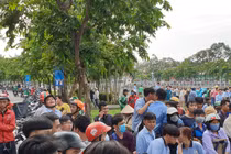 Hàng trăm người đứng livestream khi phát hiện thi thể một phụ nữ trên kênh Nhiêu Lộc