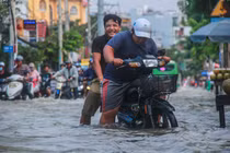 Sài Gòn không mưa người dân vẫn đẩy xe bì bõm trên đường