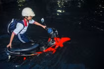 Học sinh Sài Gòn bì bõm trong làn nước đen ngòm sau tan học