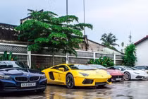 Dàn siêu xe chục tỷ đi ăn "cơm bụi" ở Sài Gòn