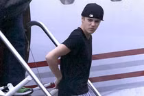 Justin Bieber bị giam giữ tại sân bay Úc