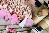 Đem 1 tỷ gấp trái tim tặng người yêu, thanh niên bị "sờ gáy" vì...