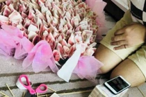 Đem 1 tỷ gấp trái tim tặng người yêu, thanh niên bị "sờ gáy" vì...