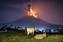 Thiên nhiên kỳ bí: Hồ nở hoa, núi lửa phun... như phim