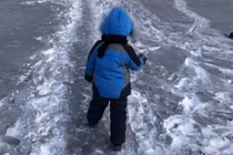 Kỳ lạ tuyết đen như muội than xuất hiện trong thành phố