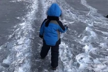 Kỳ lạ tuyết đen như muội than xuất hiện trong thành phố