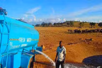 Anh chàng ngày ngày đổ nước đất cằn, ai cũng cười, xong câm nín vì...